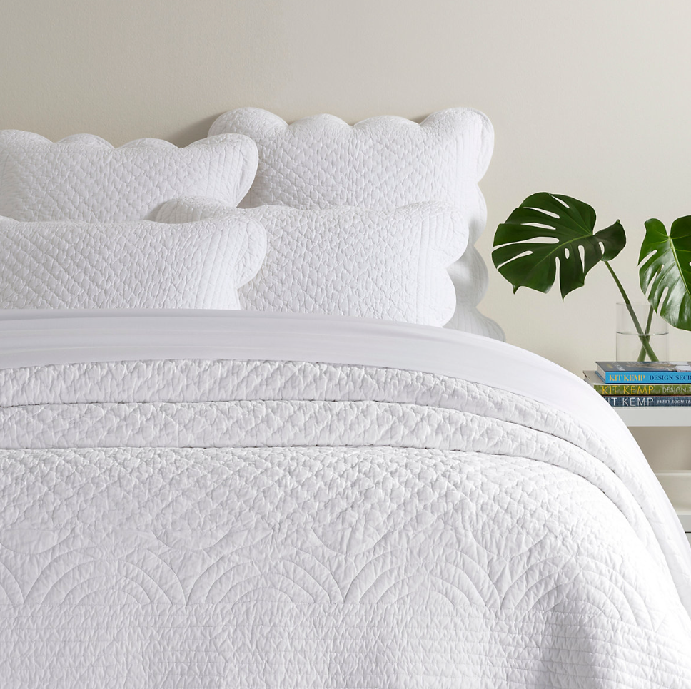 Shake Scallop White Quilt